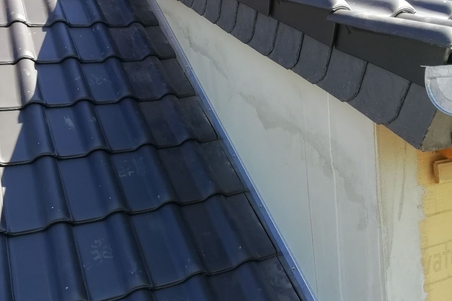 Detailansicht einer Dachfläche und ihrer Anschlüsse