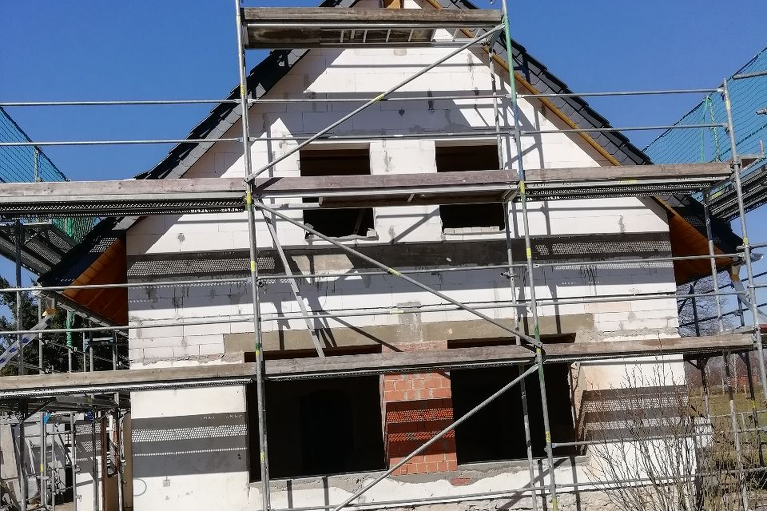 Wohngebäude mit Gerüst und zugänglicher Dachfläche