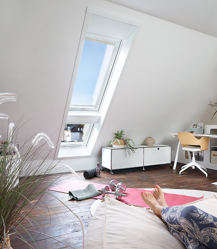 Heller Raum mit Schwingfenster